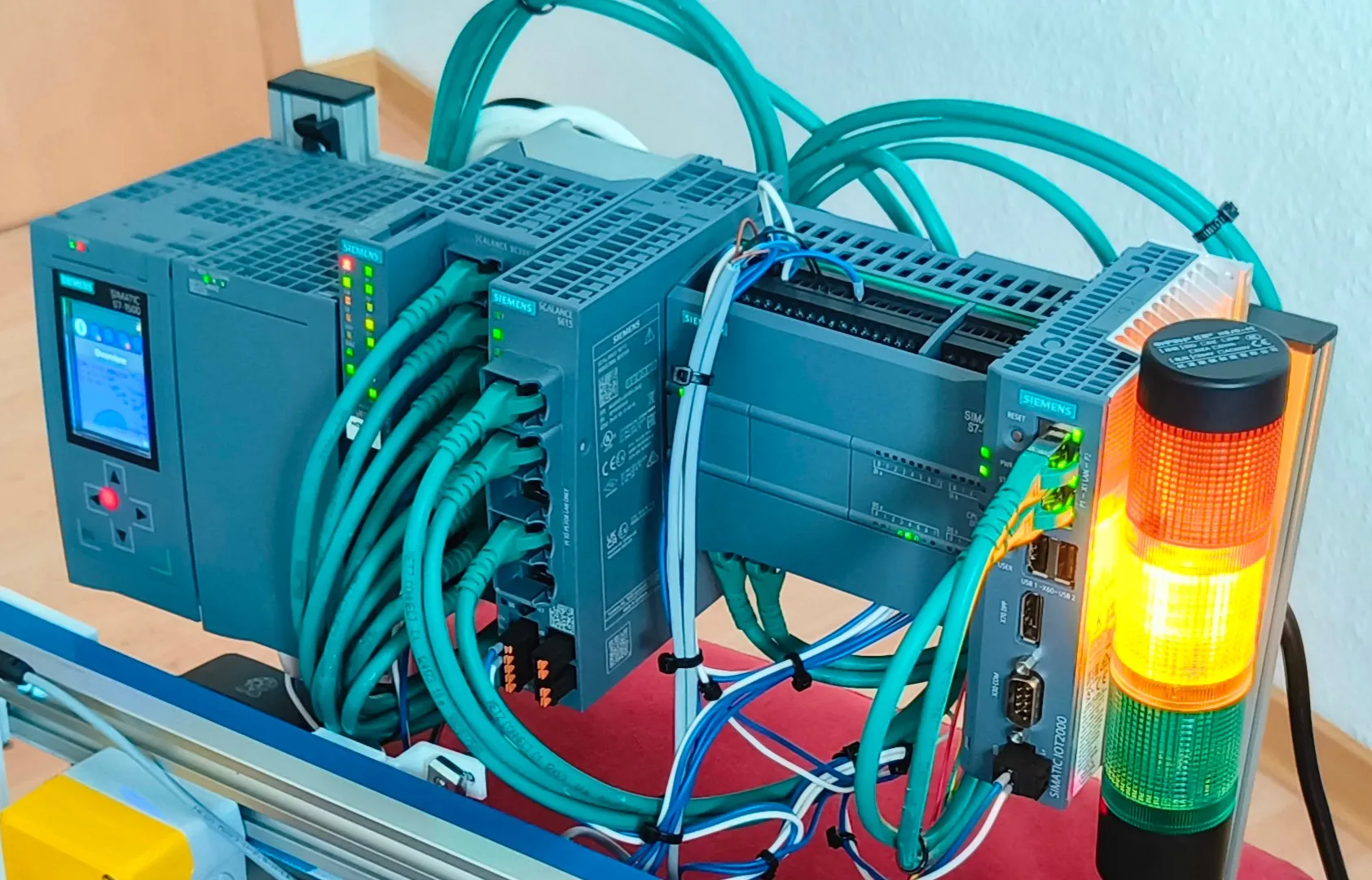 MectoSYS-Demonstrator mit Maschinensteuerung, Daten-SPS, SCALANCE-Netzwerk und IOT2050-Gateway